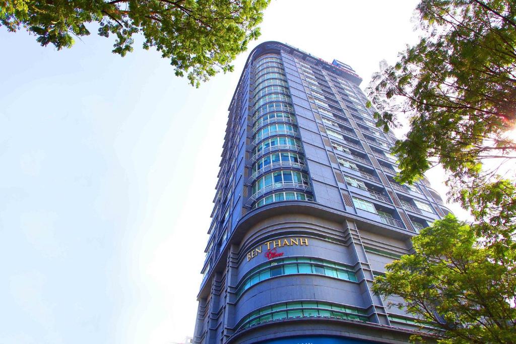 un edificio alto azul con un letrero. en The Rixx Luxury Apartment, en Ho Chi Minh