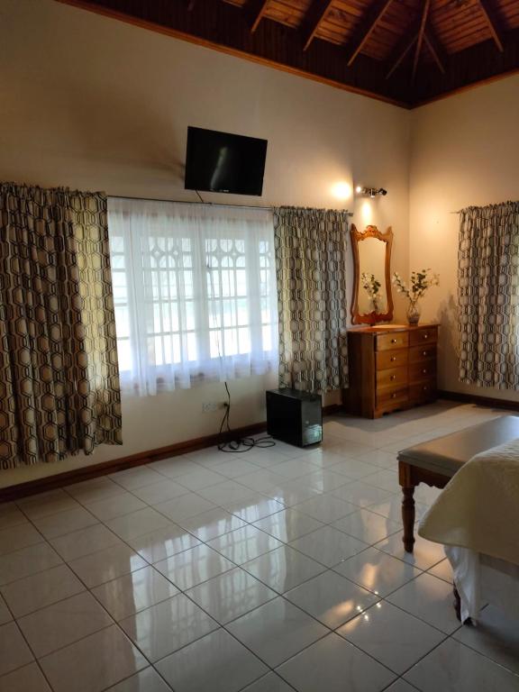 Gambar di galeri bagi Zuri Enterprise di Negril