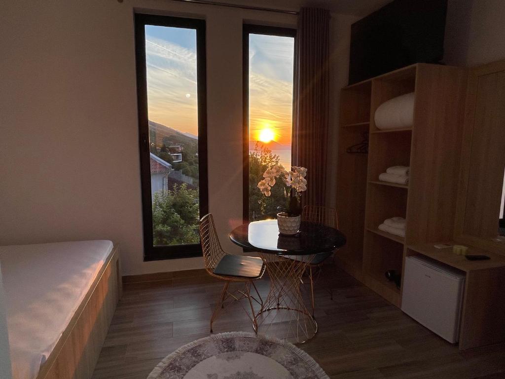 a room with a table and a window with a view at four generation hotel in Široka