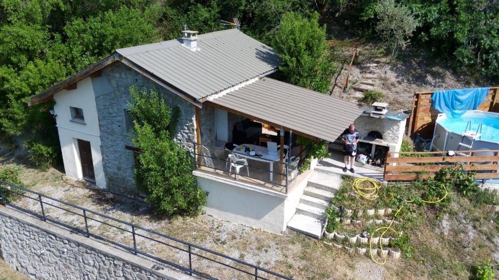 Elle offre une vue aérienne sur une maison dotée d'un balcon. dans l'établissement La casa de toto, à Savines