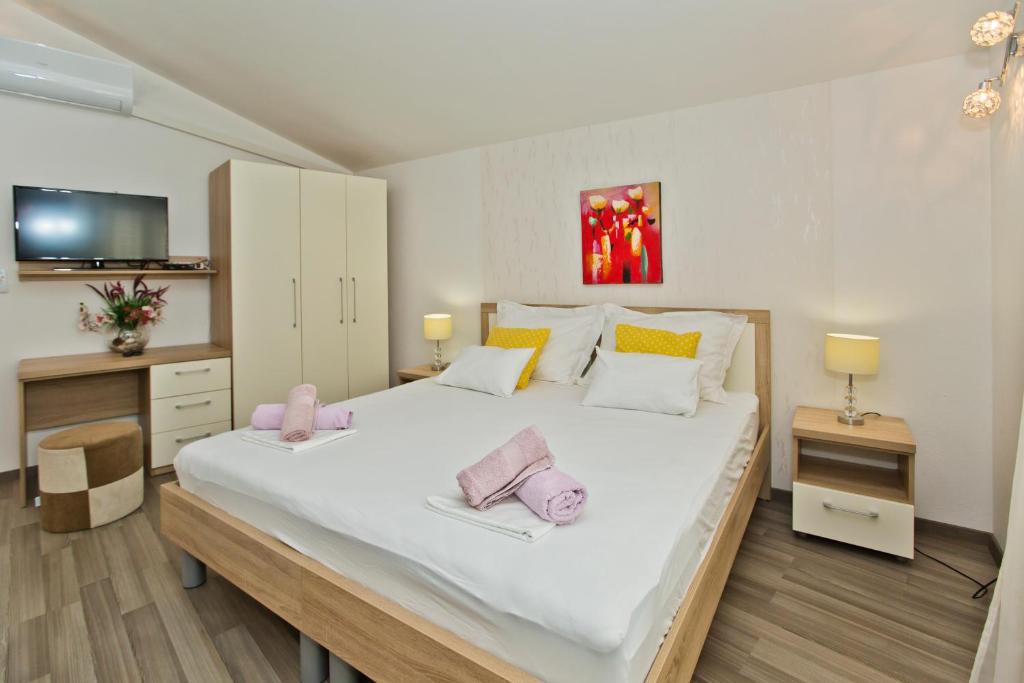 Postel nebo postele na pokoji v ubytování Apartments Jure