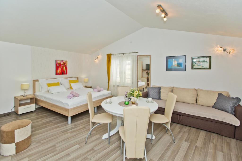 Postel nebo postele na pokoji v ubytování Apartments Jure