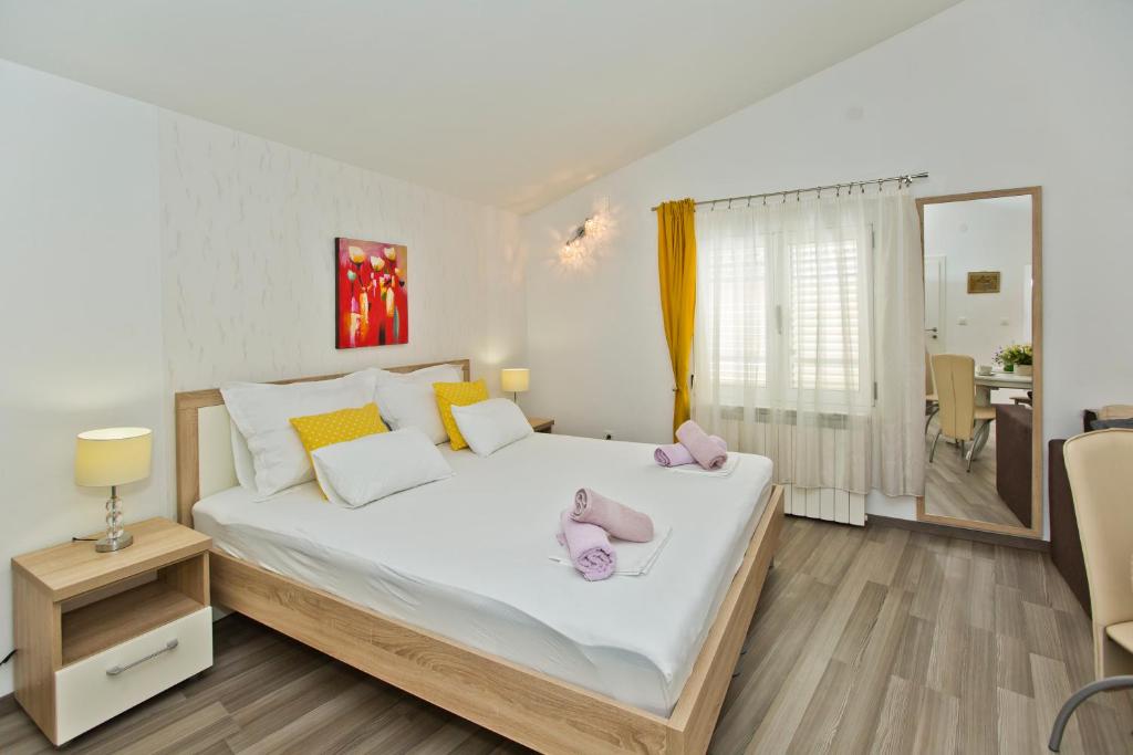 Postel nebo postele na pokoji v ubytování Apartments Jure