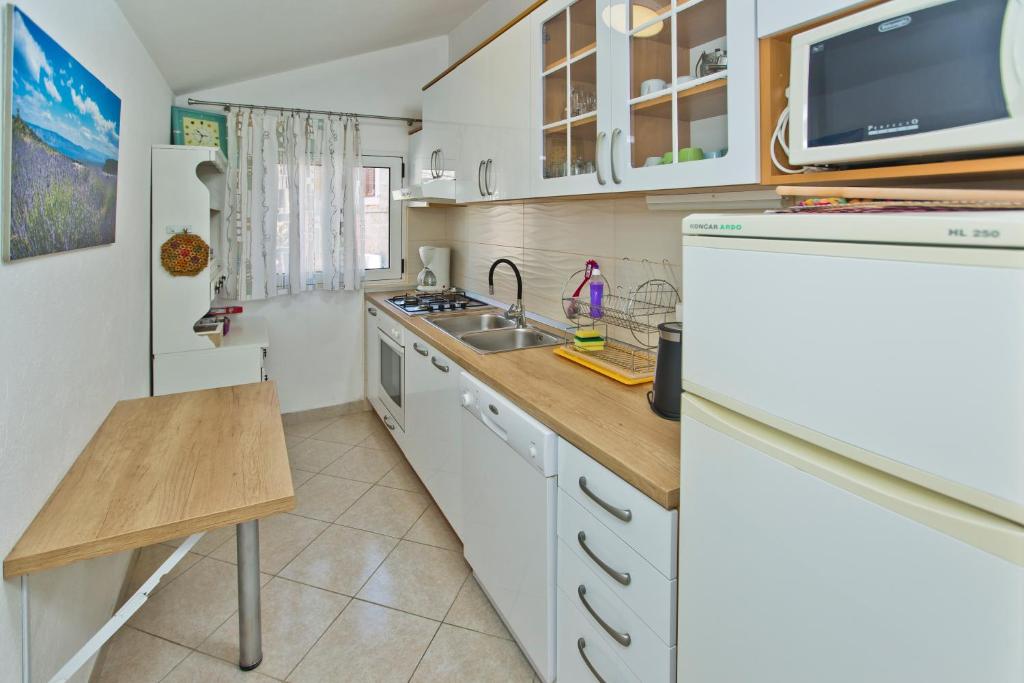 Kuchyň nebo kuchyňský kout v ubytování Apartments Jure