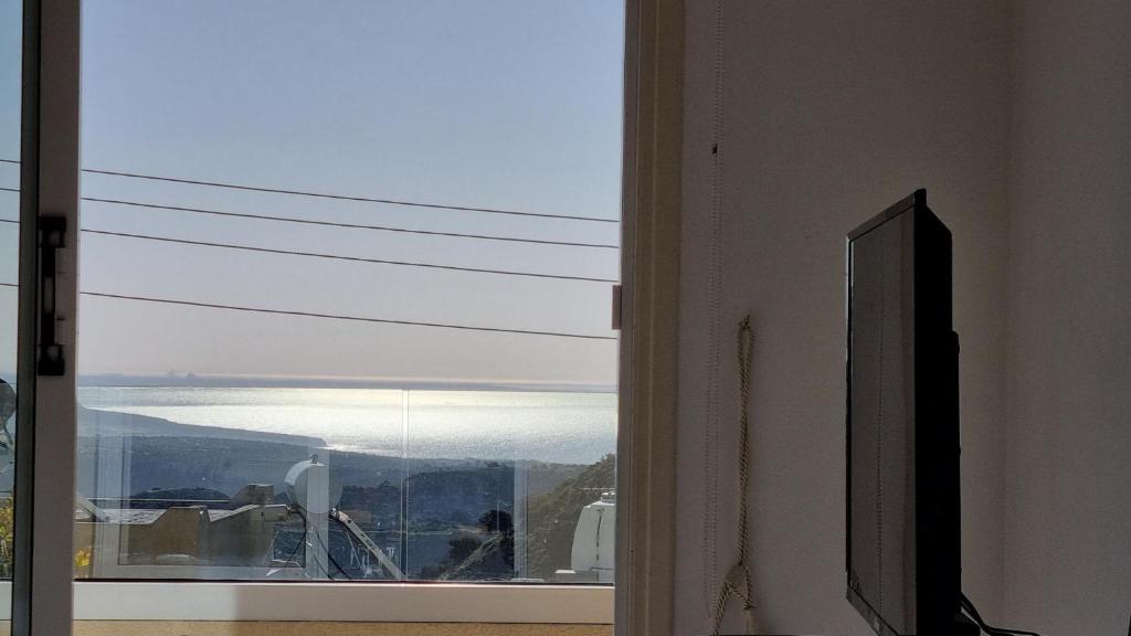 une fenêtre ouverte avec vue sur l'océan dans l'établissement Gorgeous SeaView house, à Pissoúri
