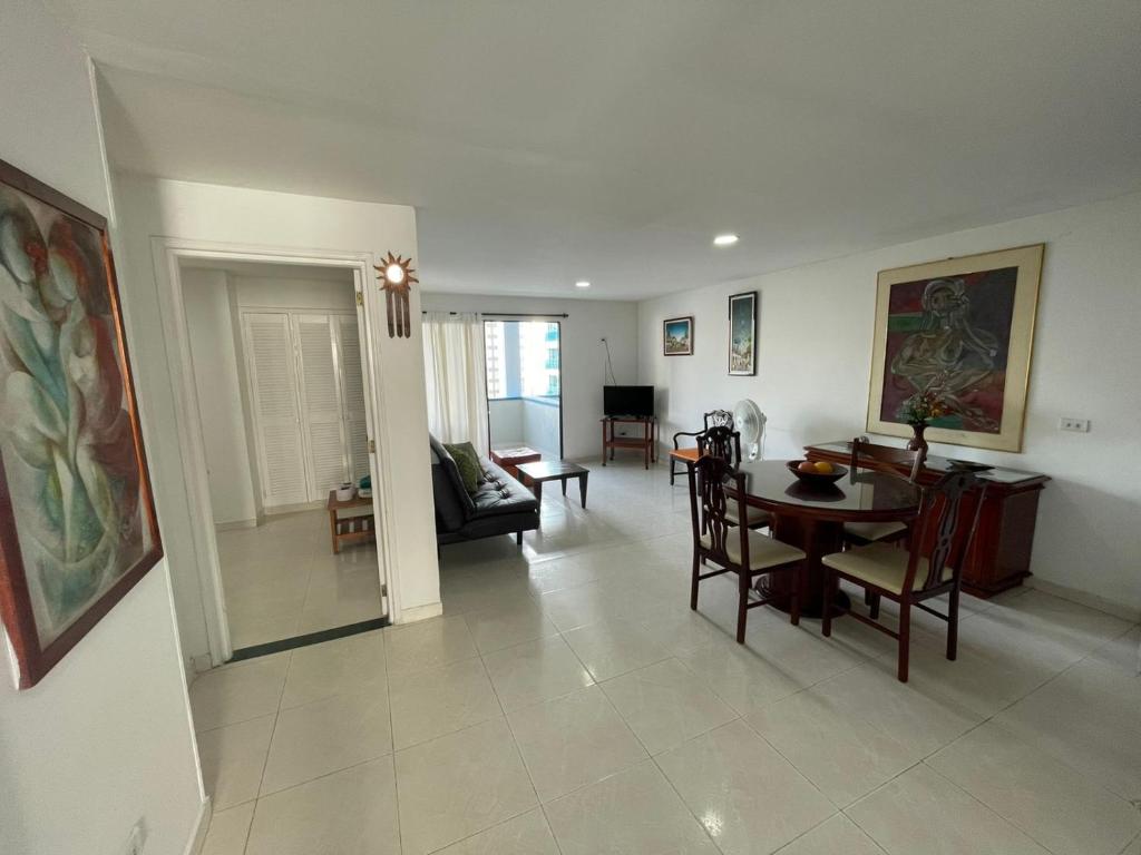 a living room filled with furniture and a painting at Apartamentos En Edificio Portofino in Cartagena de Indias