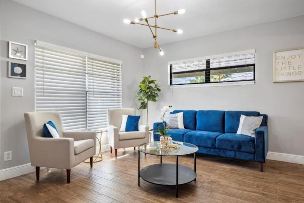 een woonkamer met een blauwe bank en stoelen bij Vacation Home to yourself 2 bedrooms 1 bathroom in Fort Lauderdale