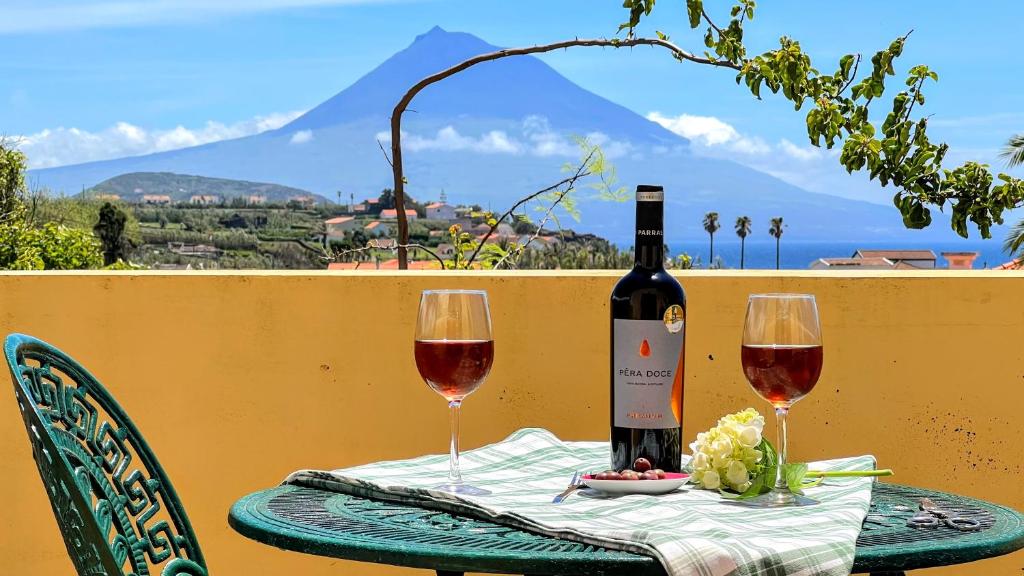 - une table avec une bouteille de vin et deux verres dans l'établissement Casa da Japoneira, à Horta