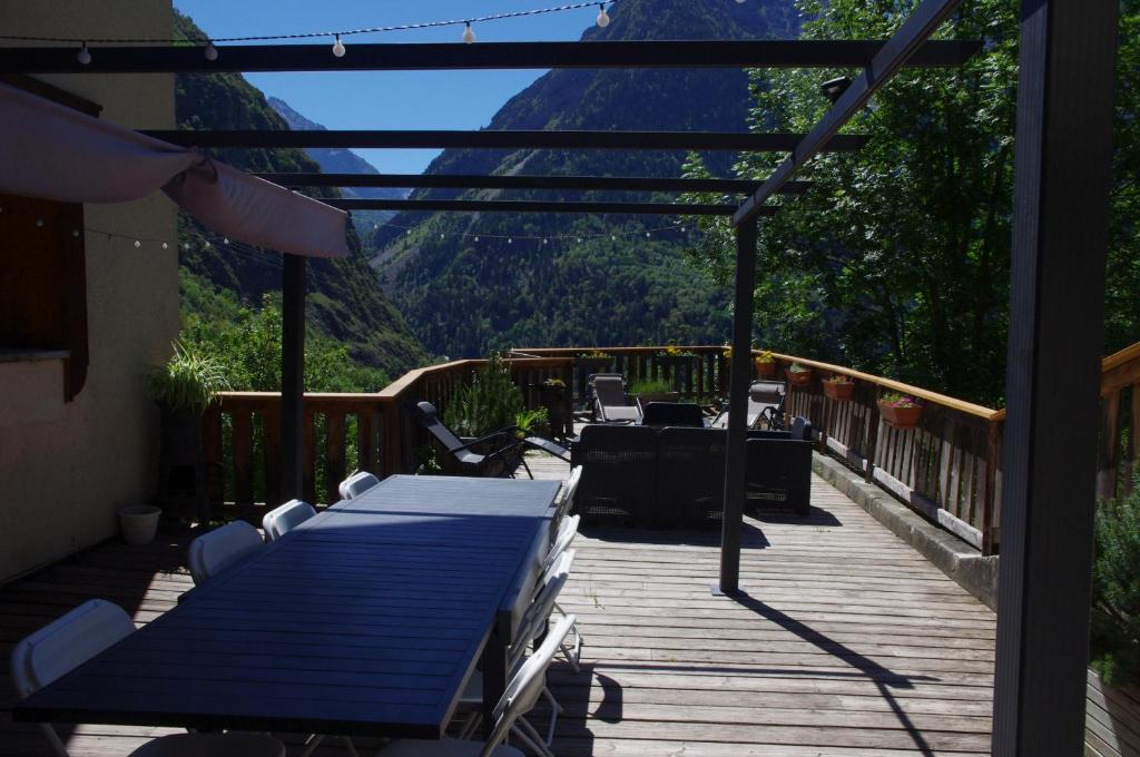 Ein Balkon oder eine Terrasse in der Unterkunft Chalet les Alpes - Le Sapey