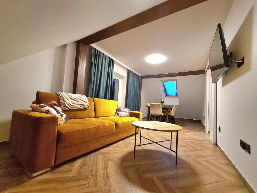 Raciąż的住宿－Apartament nad BRDĄ , agroturystyka.，客厅配有黄色的沙发和桌子