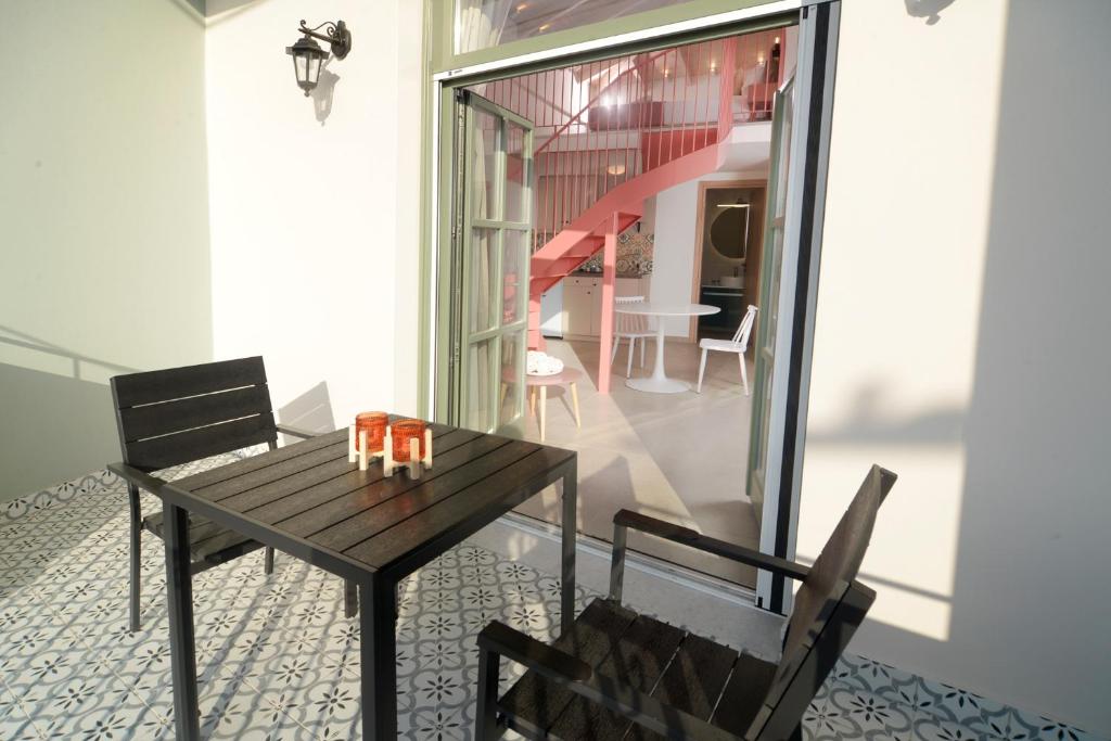 カラマタにあるIsavella's apartments under the castleの眺めの良い客室で、ダイニングテーブルと椅子が備わります。