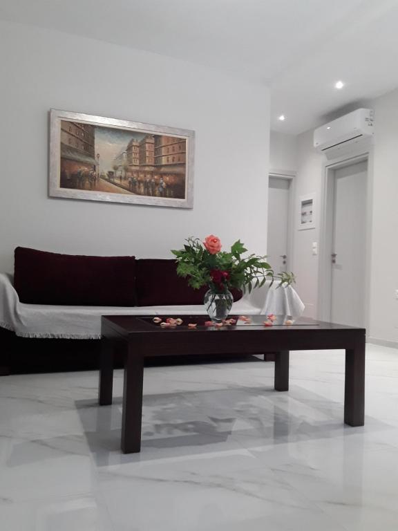 uma sala de estar com um sofá e uma mesa de centro em Near the airport Kiriaki's House em Iráclio