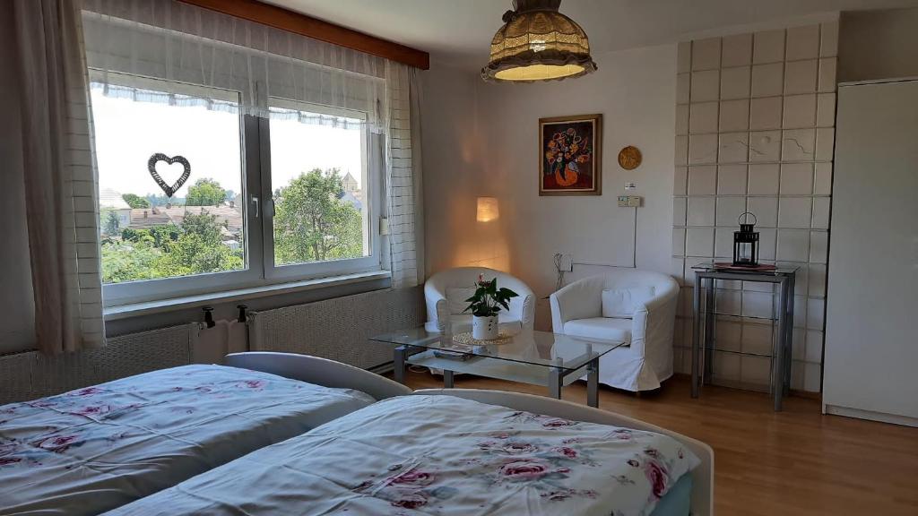 una camera con letto, tavolo e finestra di Apartmán Levandule a Mikulčice