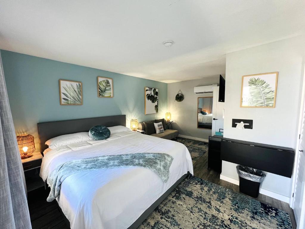 a bedroom with a large white bed and blue walls at 1915 Beach Club in Daytona Beach