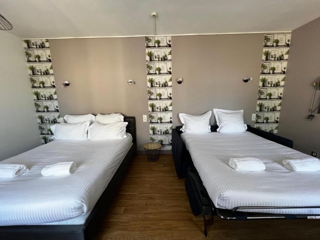 Postel nebo postele na pokoji v ubytování Contact Hotel Les Montois