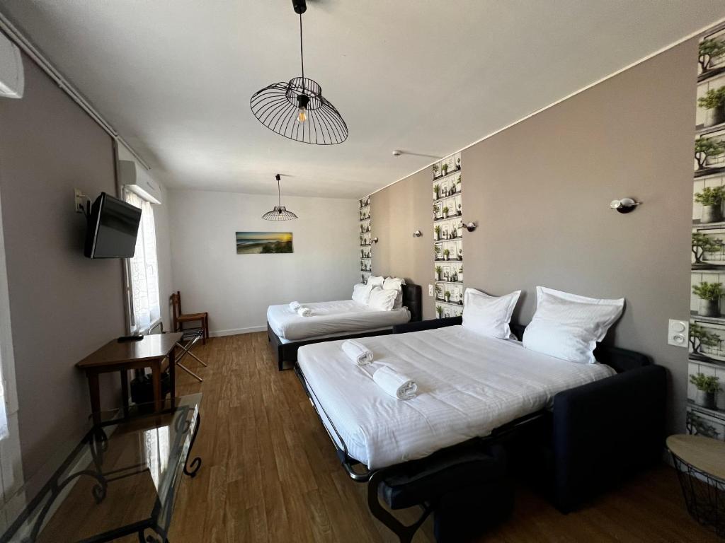 Postel nebo postele na pokoji v ubytování Contact Hotel Les Montois