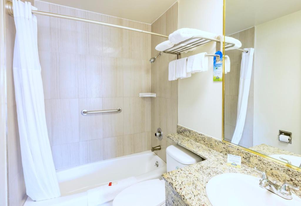 Days Inn by Wyndham Santa Monica - Queen Room With Two Queen Beds - Non-Smoking