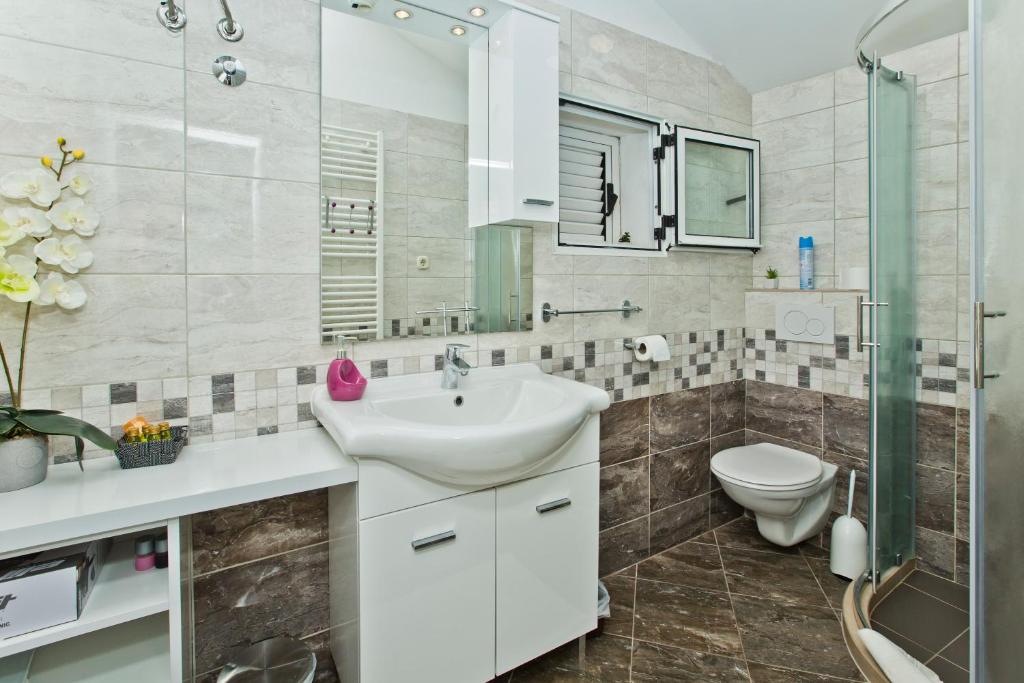 Koupelna v ubytování Apartments Jure