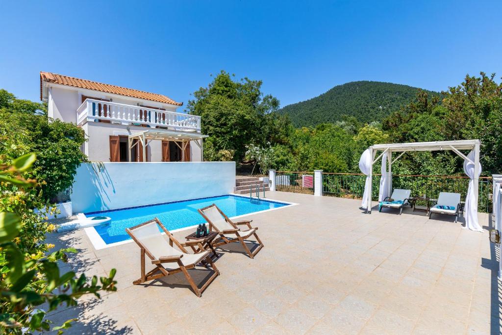 eine Villa mit einem Pool und einem Haus in der Unterkunft Skopelos Country Villas in Panormos Skopelos