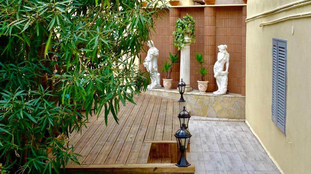 une cour avec deux statues dans un bâtiment dans l'établissement Studio Suquet 2, à Cannes