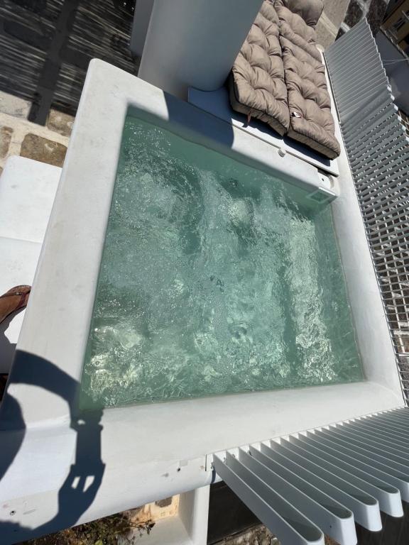 a pool of water sitting on a bench at Casa Mediterranea Jacuzzi riscaldata con Caminetto in Specchiolla