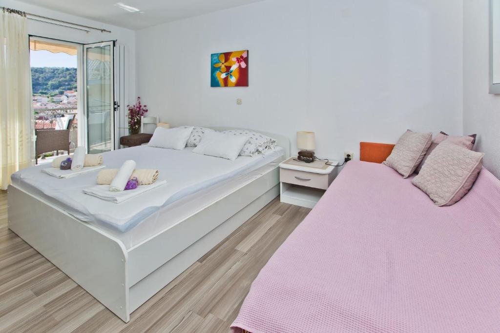 Postel nebo postele na pokoji v ubytování Apartments Jure