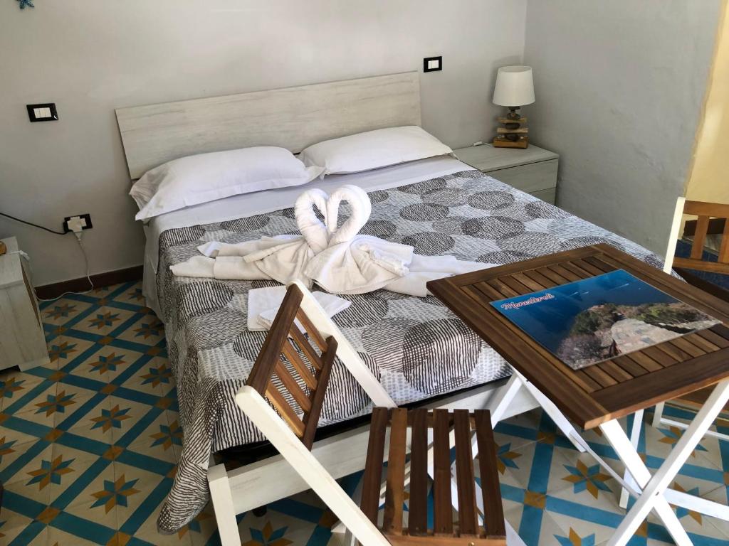 a bedroom with a bed with towels on it at Affittacamere l'Acciuga in La Spezia