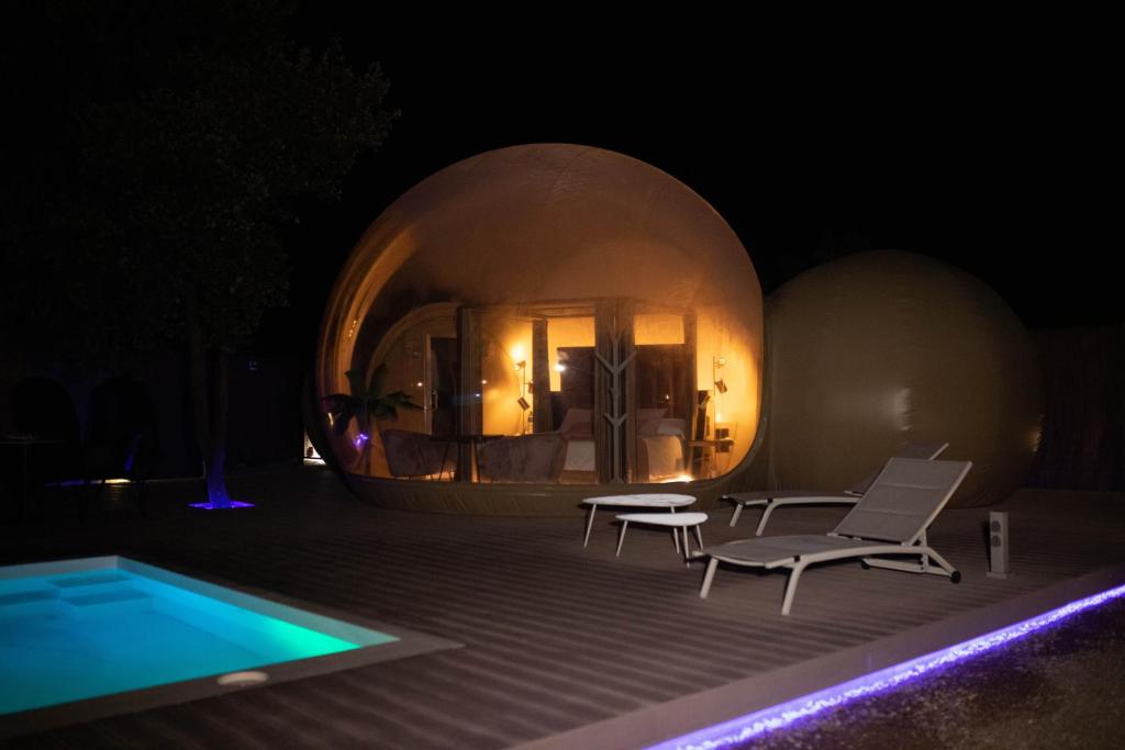 ein Kuppelhaus mit Swimmingpool bei Nacht in der Unterkunft Zielo de Levante in Tirig