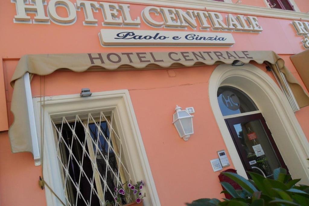 una señal de hotel en el lateral de un edificio en Hotel Centrale di Paolo e Cinzia en Loreto