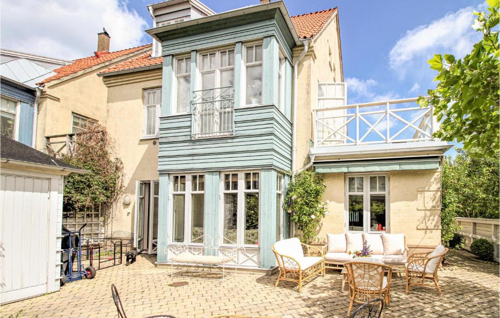 une maison avec une terrasse en face de celle-ci dans l'établissement Awesome Home In Limhamn With House Sea View, à Malmö