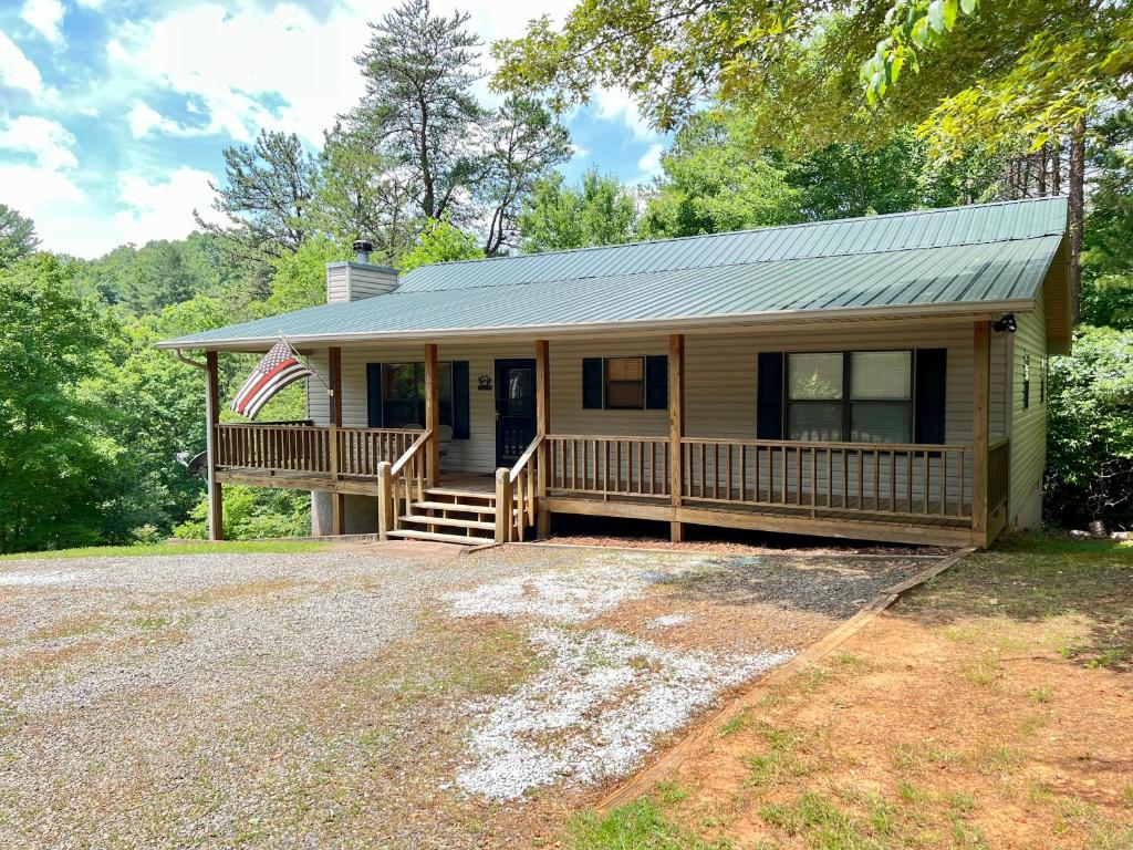 One-Story Pinewood Cabin King Bed in Young Harris - Housity
