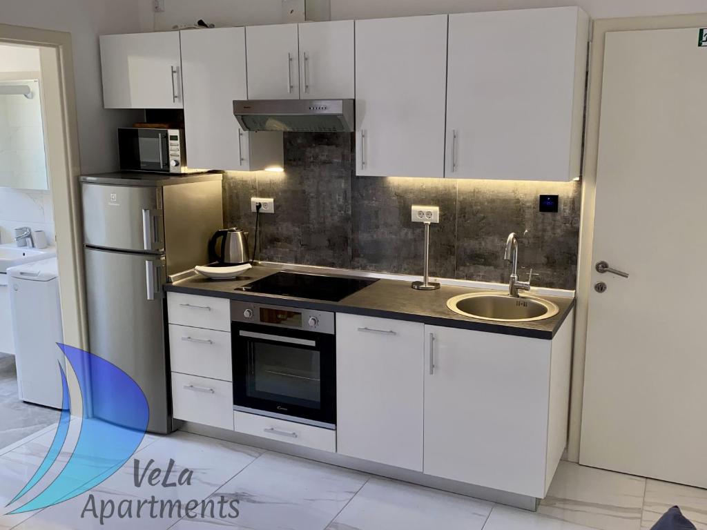 Kuchyňa alebo kuchynka v ubytovaní VeLa Apartments