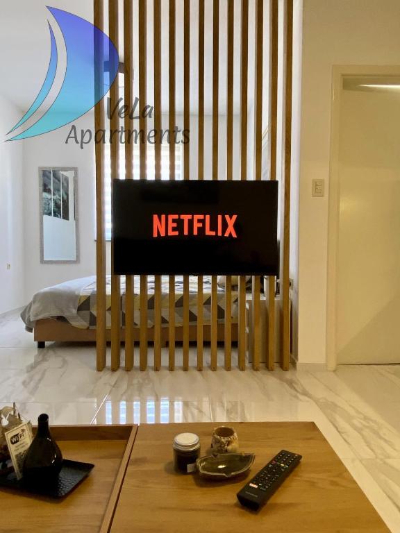 Televízia a/alebo spoločenská miestnosť v ubytovaní VeLa Apartments
