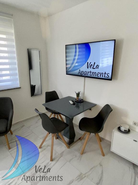 Televízia a/alebo spoločenská miestnosť v ubytovaní VeLa Apartments