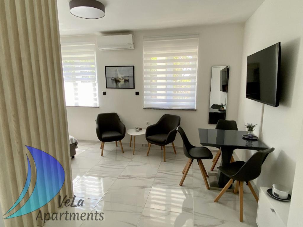 Televízia a/alebo spoločenská miestnosť v ubytovaní VeLa Apartments