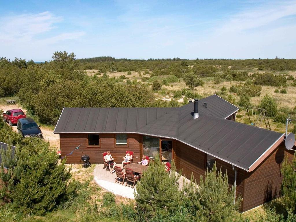 eine Gruppe von Menschen, die vor einem Haus stehen in der Unterkunft 8 person holiday home in Fjerritslev in Torup Strand