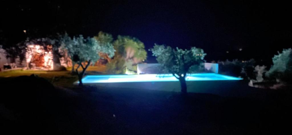 una casa con piscina di notte di Monte da Alameda a Santa Luzia