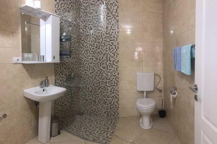 uma casa de banho com um lavatório, um WC e um chuveiro em Suka Apartments em Ulcinj