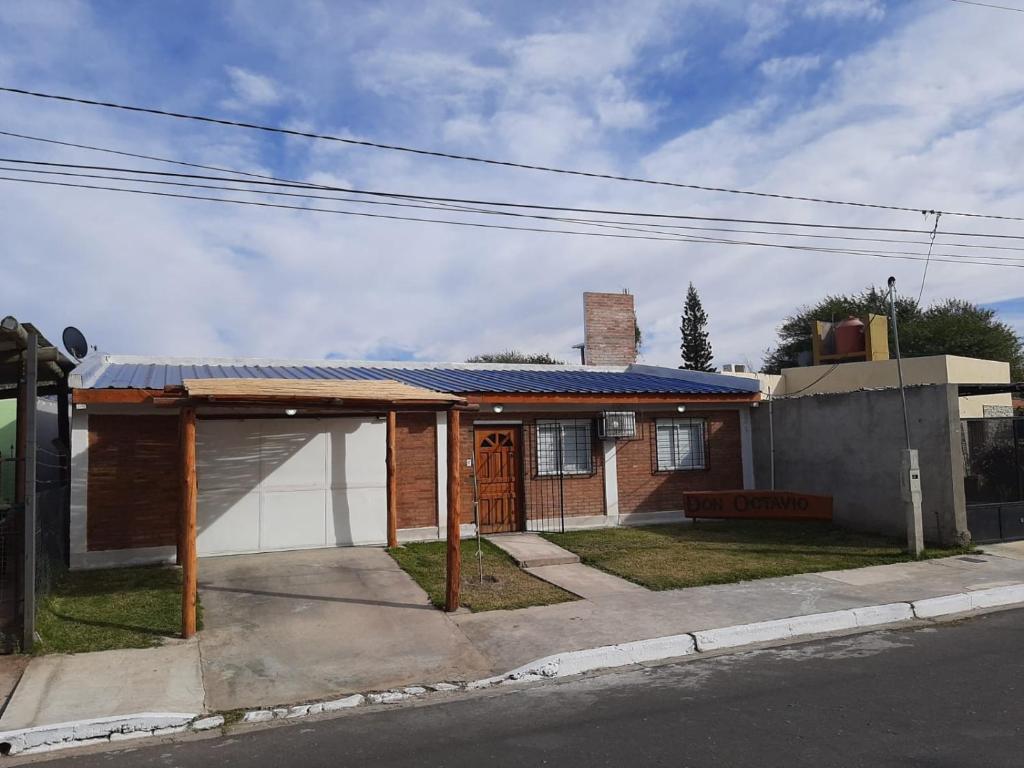 une petite maison avec un toit solaire dans une rue dans l'établissement Don Octavio, à La Carrera