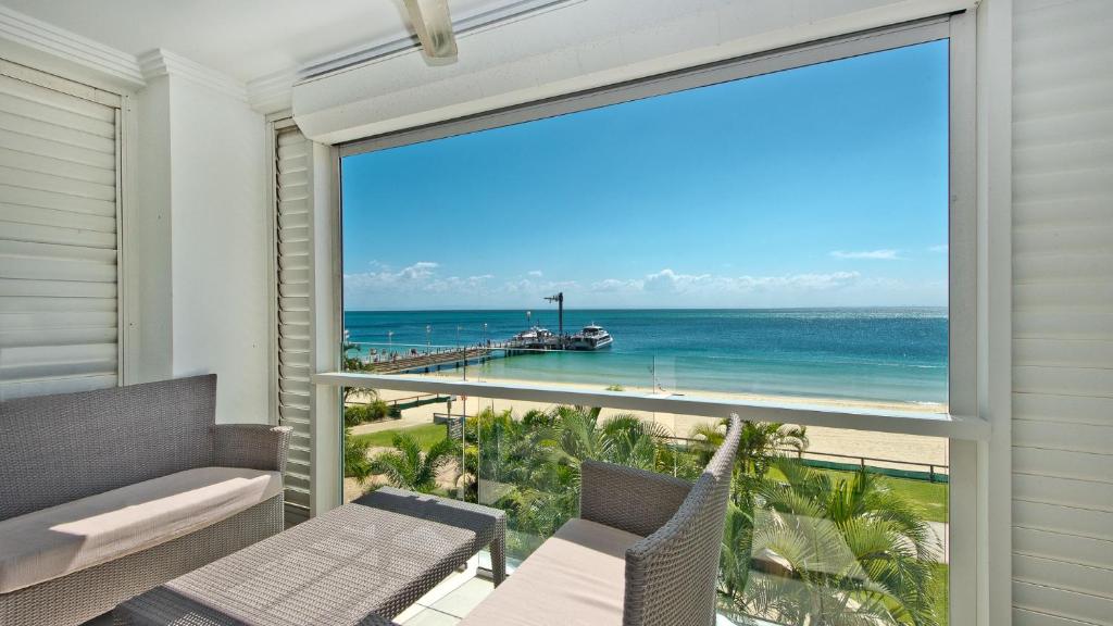uma varanda com vista para a praia e para o oceano em Deep Blue Apartment 20 Tangalooma em Tangalooma
