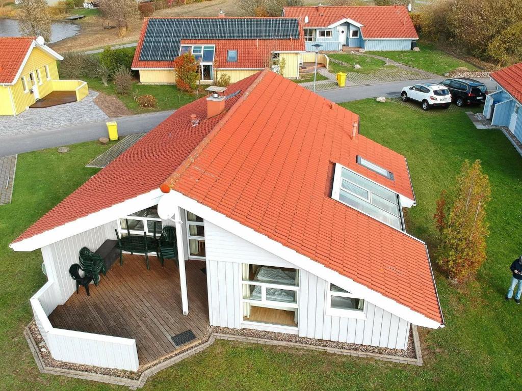 eine Aussicht auf ein Haus mit orangefarbenem Dach in der Unterkunft Four-Bedroom Holiday home in Otterndorf 9 in Otterndorf