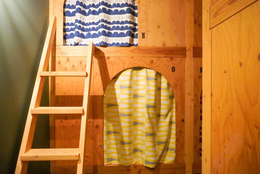 Palanda nebo palandy na pokoji v ubytování Hostel Niniroom