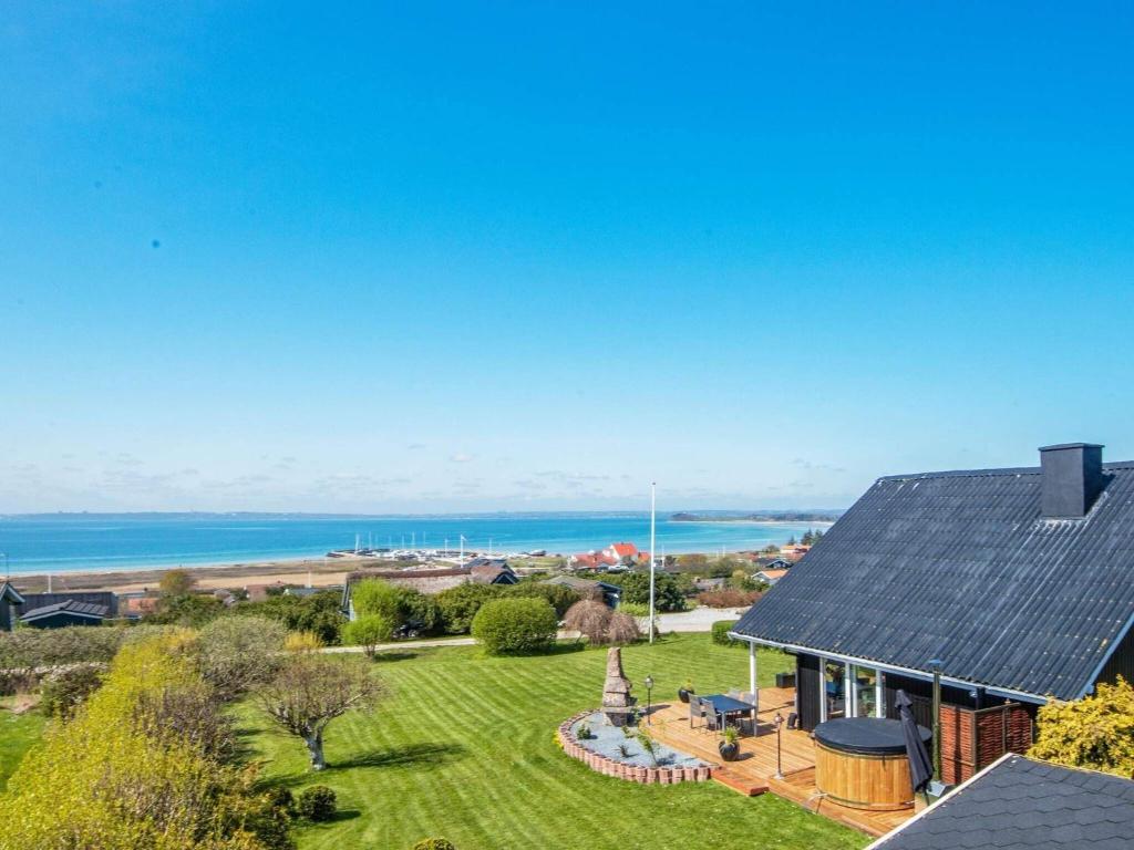 une image d'une maison avec vue sur l'océan dans l'établissement 7 person holiday home in Knebel, à Skødshoved Strand