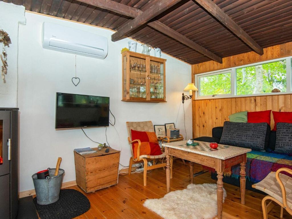 TV a/nebo společenská místnost v ubytování 4 person holiday home in Grenaa-By Traum
