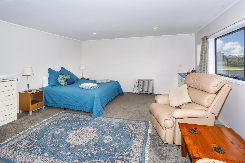 Posezení v ubytování Self Contained Cottage Pukekohe