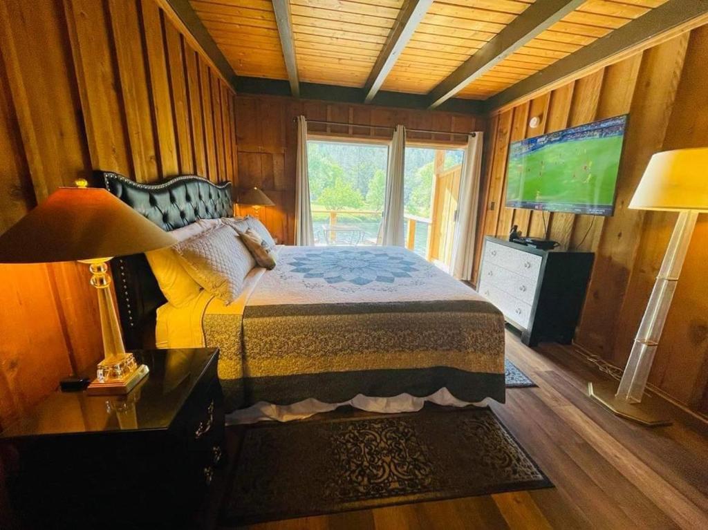 Postel nebo postele na pokoji v ubytování Riverfront Lodging