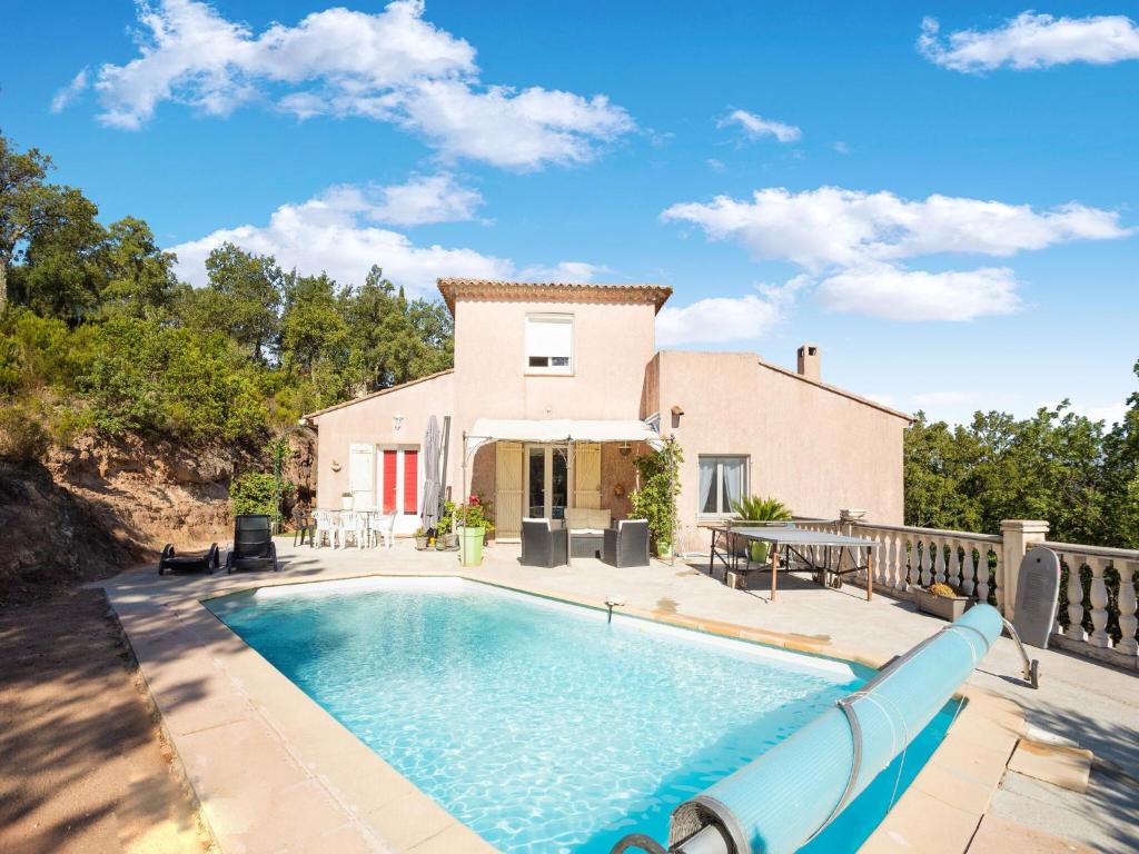 basen przed domem w obiekcie Villa in Vidauban with Pool and BBQ Terrace w mieście Vidauban
