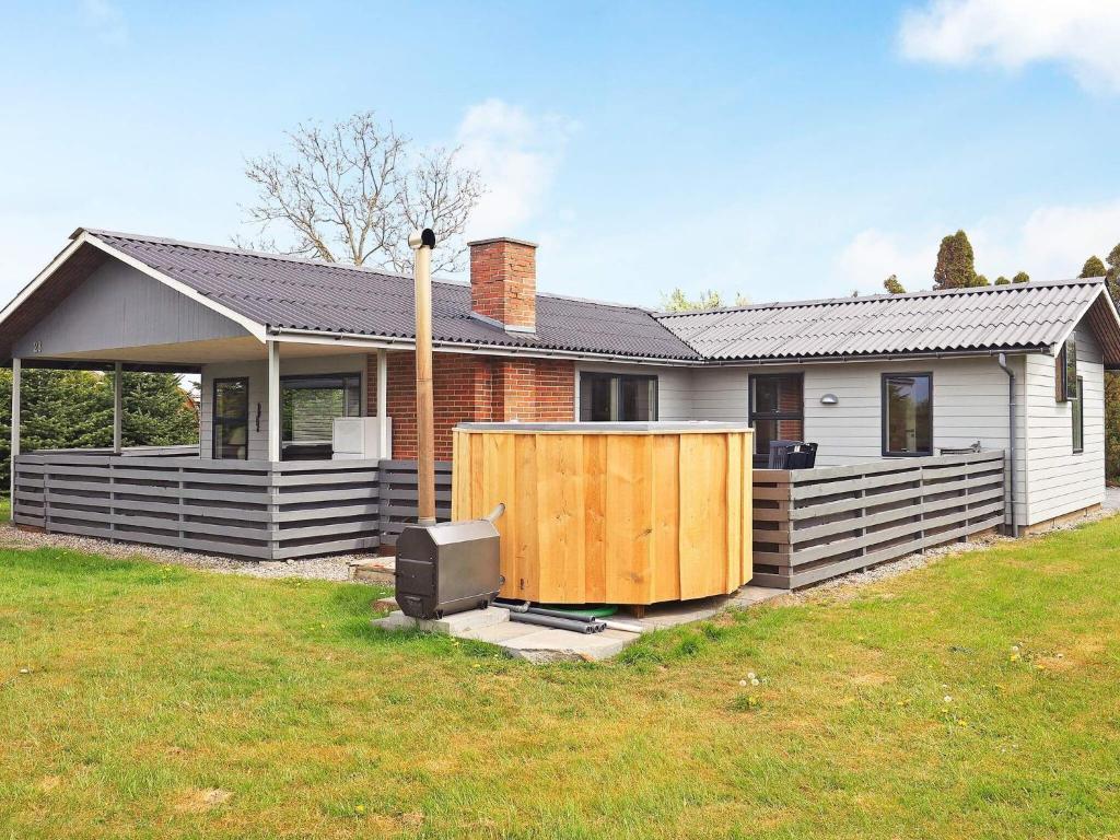 een huis met een hot tub in de tuin bij Holiday home Otterup XXXI in Otterup