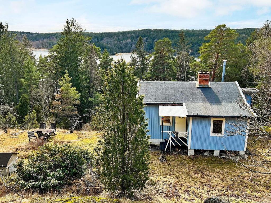 una casa azul sentada en la cima de una colina en Holiday home TYRESÖ V en Tyresö