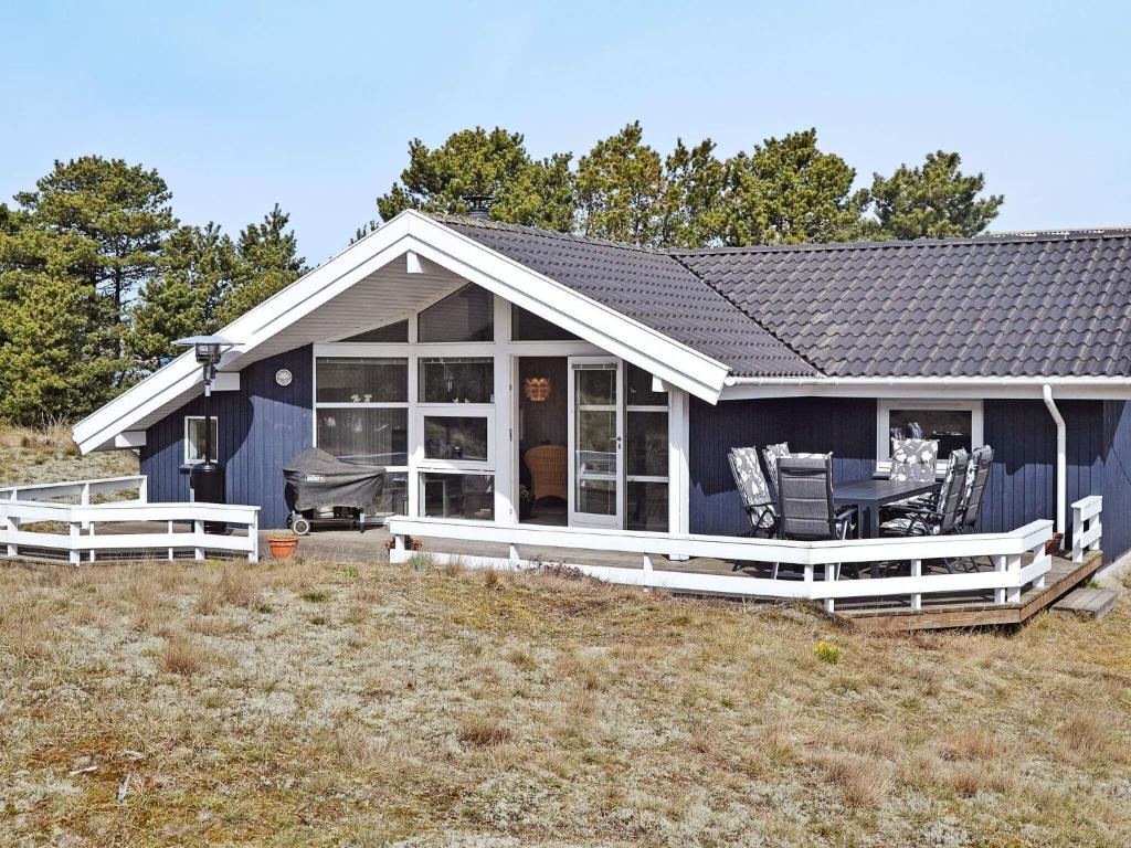 Casa azul con porche y patio en Holiday home Fanø CCVI, en Fanø